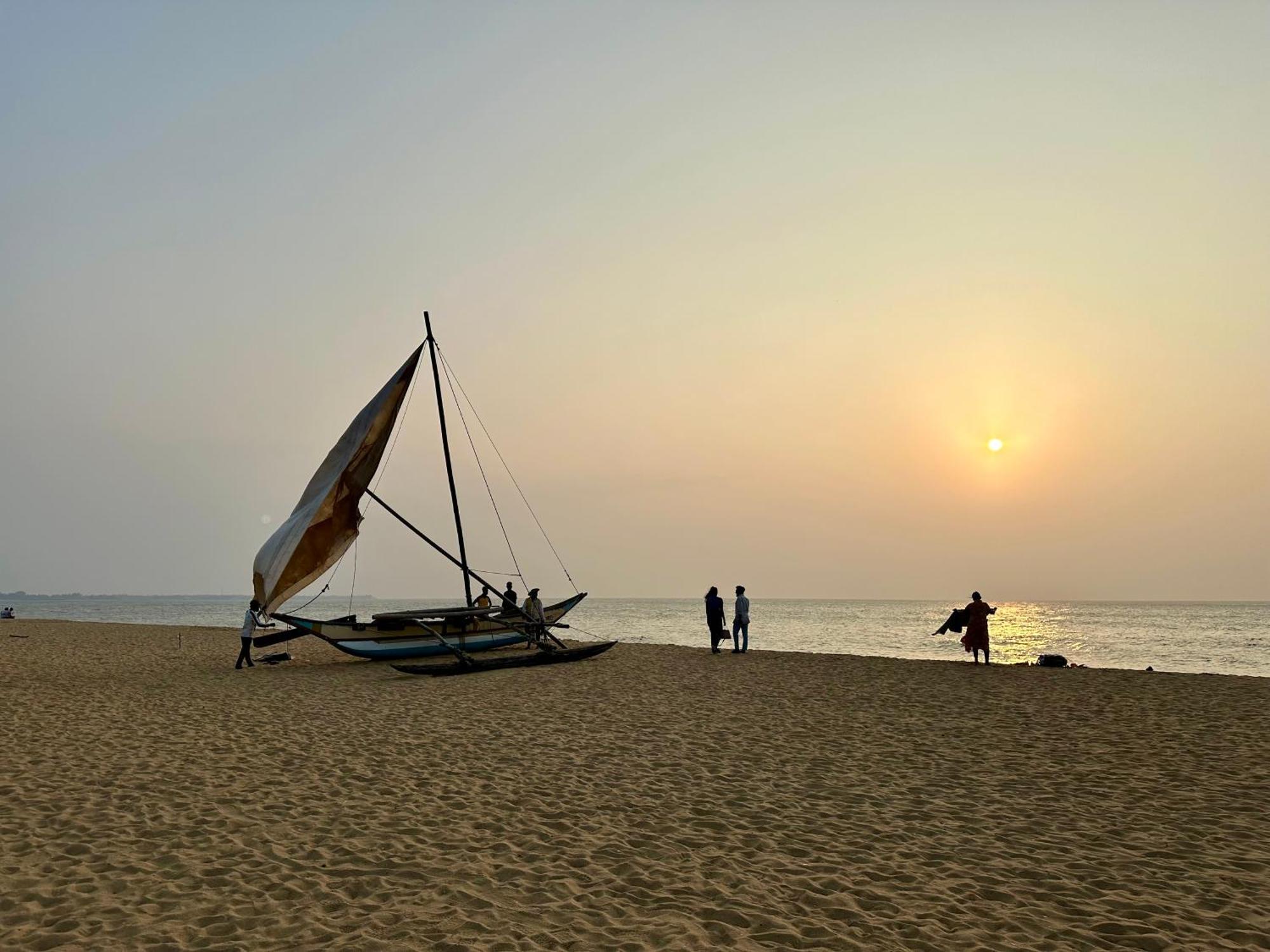 Ocean Breeze Hotel Residencies Britlanka Apartments 尼甘布 外观 照片