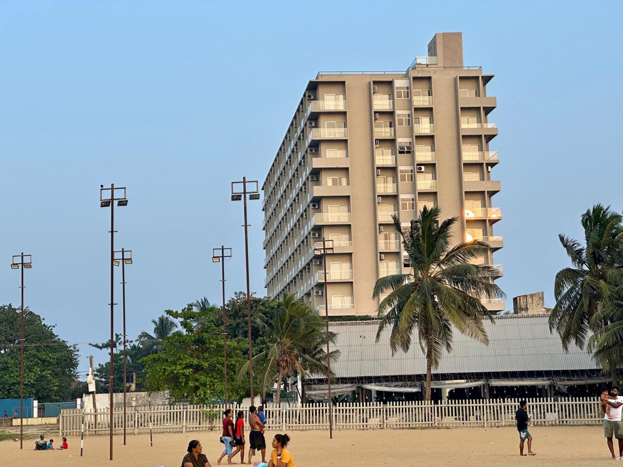Ocean Breeze Hotel Residencies Britlanka Apartments 尼甘布 外观 照片