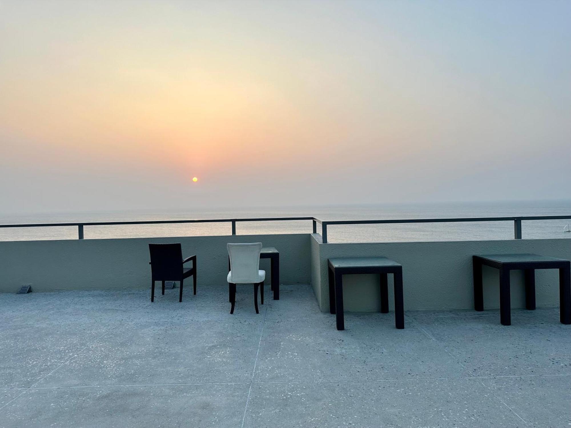 Ocean Breeze Hotel Residencies Britlanka Apartments 尼甘布 外观 照片