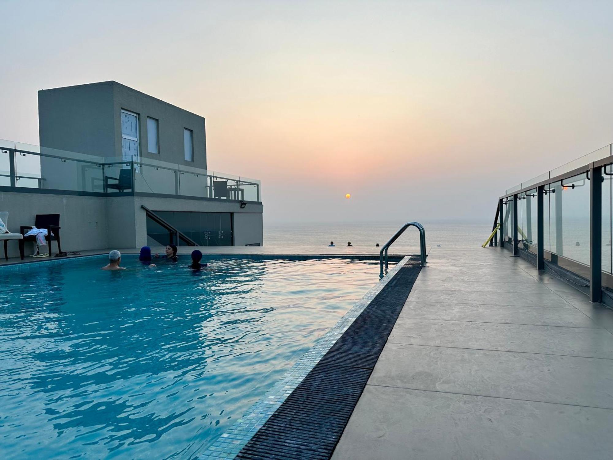 Ocean Breeze Hotel Residencies Britlanka Apartments 尼甘布 外观 照片