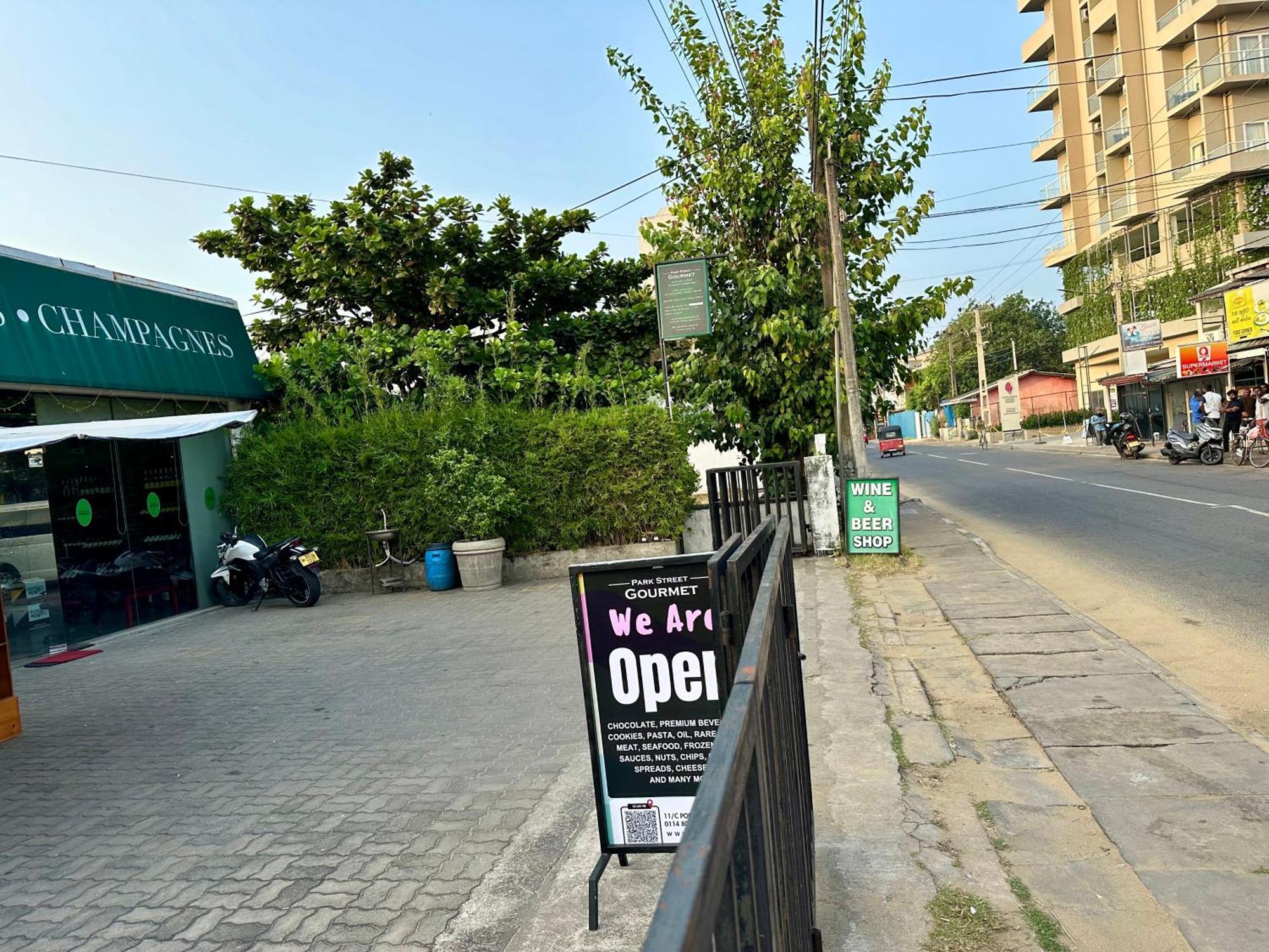 Ocean Breeze Hotel Residencies Britlanka Apartments 尼甘布 外观 照片